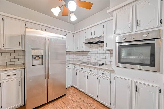 Building Photo - 1801 Laurel Oaks Dr