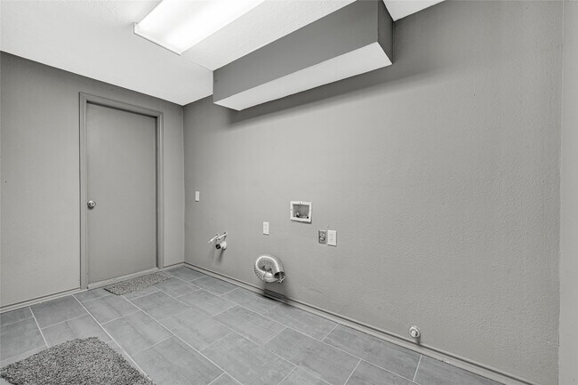 Building Photo - 705 Holly Springs Ct