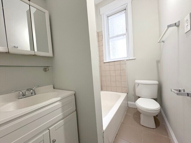 Building Photo - 915 W 32nd St