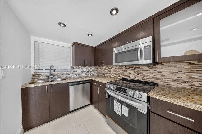 Building Photo - 9351 Fontainebleau Blvd