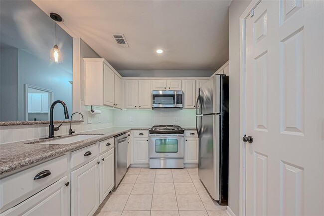 Building Photo - 7135 Woodland Oaks