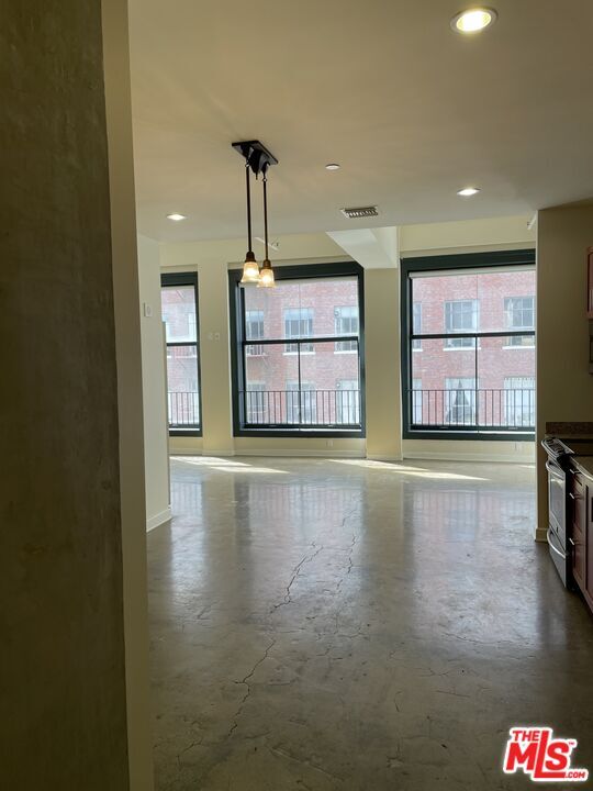 Building Photo - 315 W 5th St