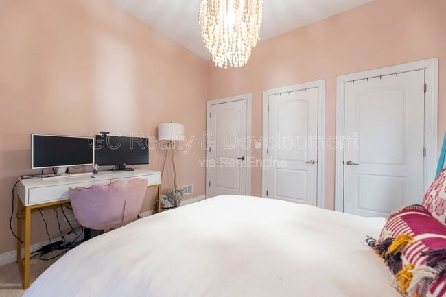 Building Photo - 852 N Damen Ave