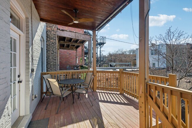 Building Photo - 2044 N Sheffield Ave