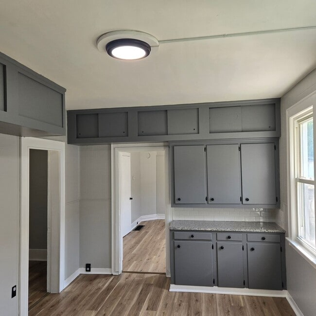 Building Photo - 3 Bed Single Family with Huge Kitchen and ...