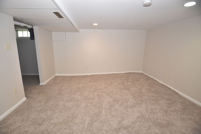 Building Photo - Near Notre Dame  2 Story 3 bedroom with 2 car garage