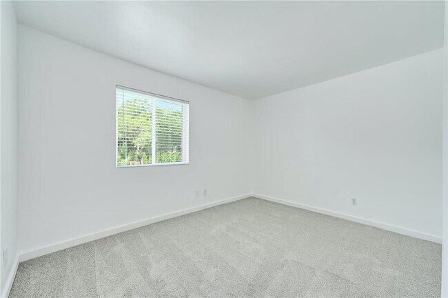 Building Photo - 1502 Bridgeway Dr