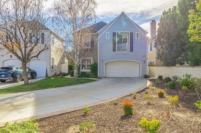 Building Photo - Refined Living in the Heart of Valencia