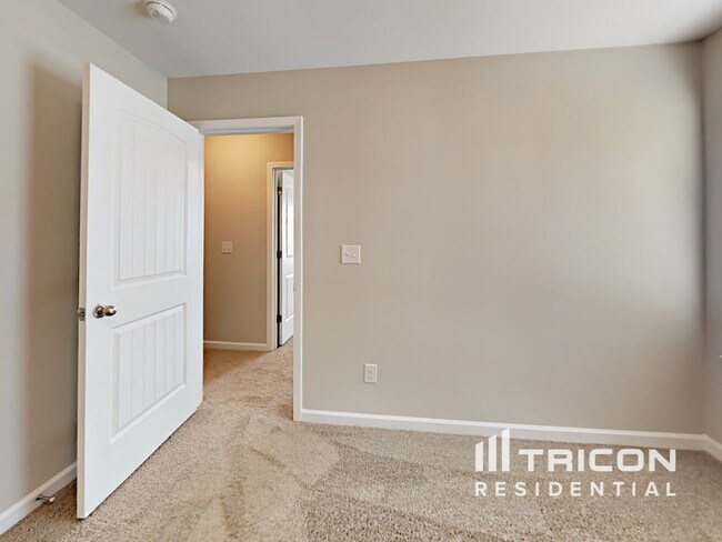Building Photo - 317 Parkview Pl Dr