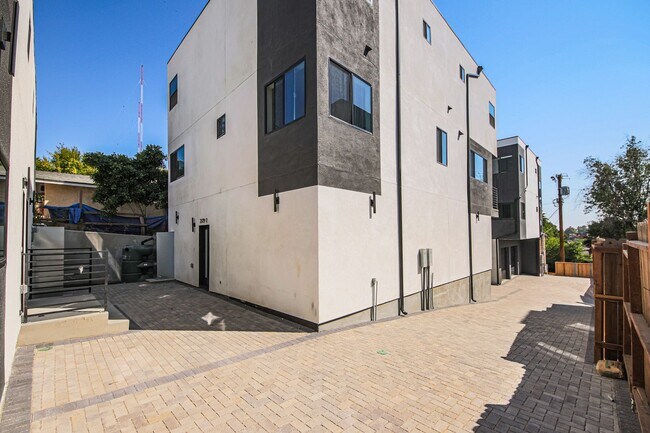 Building Photo - Ultra-Luxury Brand New 2 bed/2.5 bath and ...