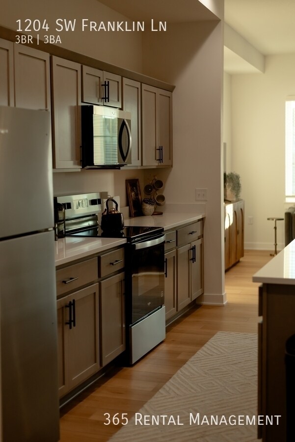 Building Photo - 1204 SW Franklin Dr