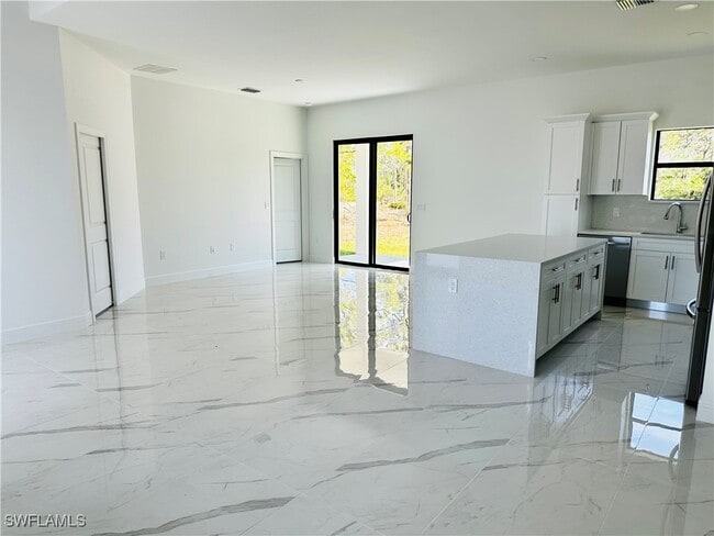 Building Photo - 717 Genoa Ave S