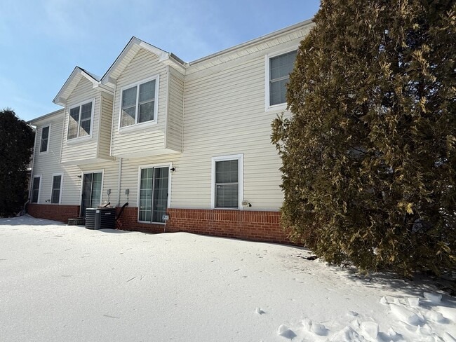 Building Photo - Spacious 2-Level Condominium
