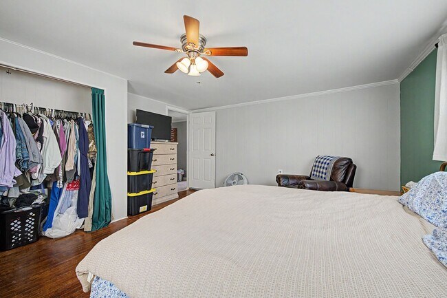 Building Photo - Spacious 5-Bedroom Home Near Radford University