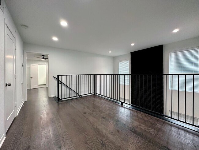 Building Photo - 5528 Beverly Hill St