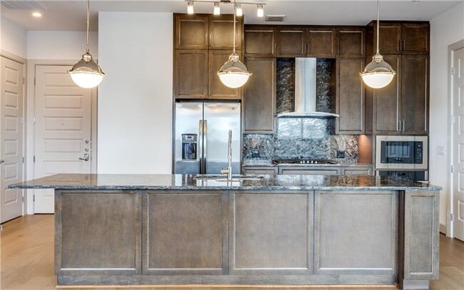 Building Photo - 2322 N Akard St