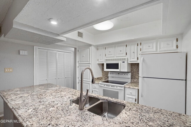 Building Photo - 6201 Escondido Dr