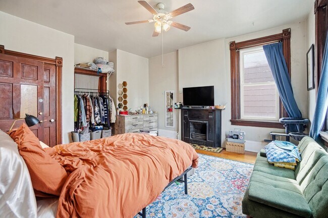Building Photo - 7 bed/2 bath on Rohs St., Mins. from UC for Only $600/pp ($4,200/mo)! $250 SIGN ON BONUS FOR LTO!!!
