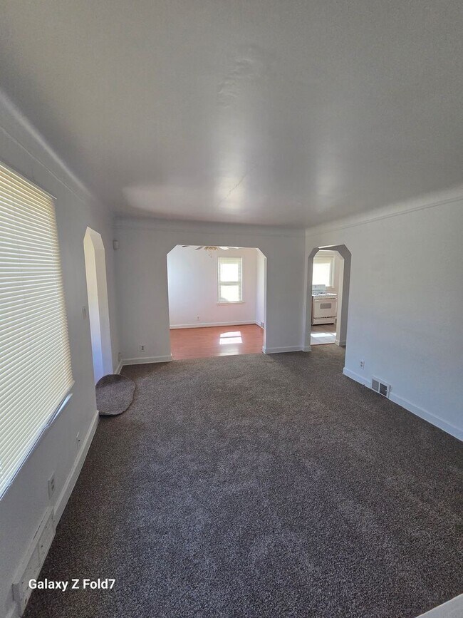 Building Photo - $1200 2 bedroom bungalow