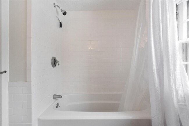 Building Photo - 18 Ayer Rd