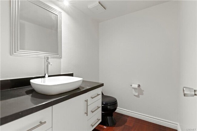 Building Photo - Gorgeous NOHO Townhome for Rent