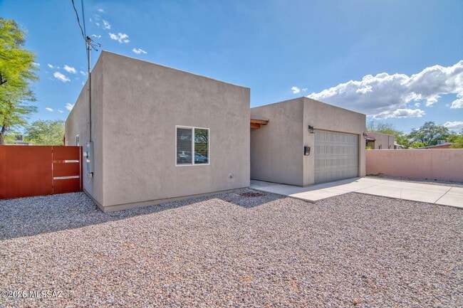 Building Photo - 3304 E Elida St