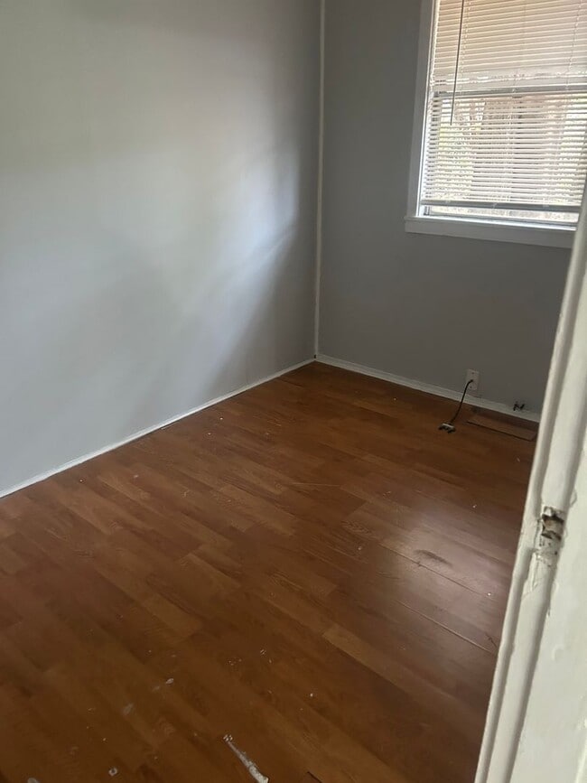 Building Photo - Oak Ridge 37830 - 2 bedroom, 1 bath duplex - Contact Lisa Vineyard and Shannon Russell (865) 216-...