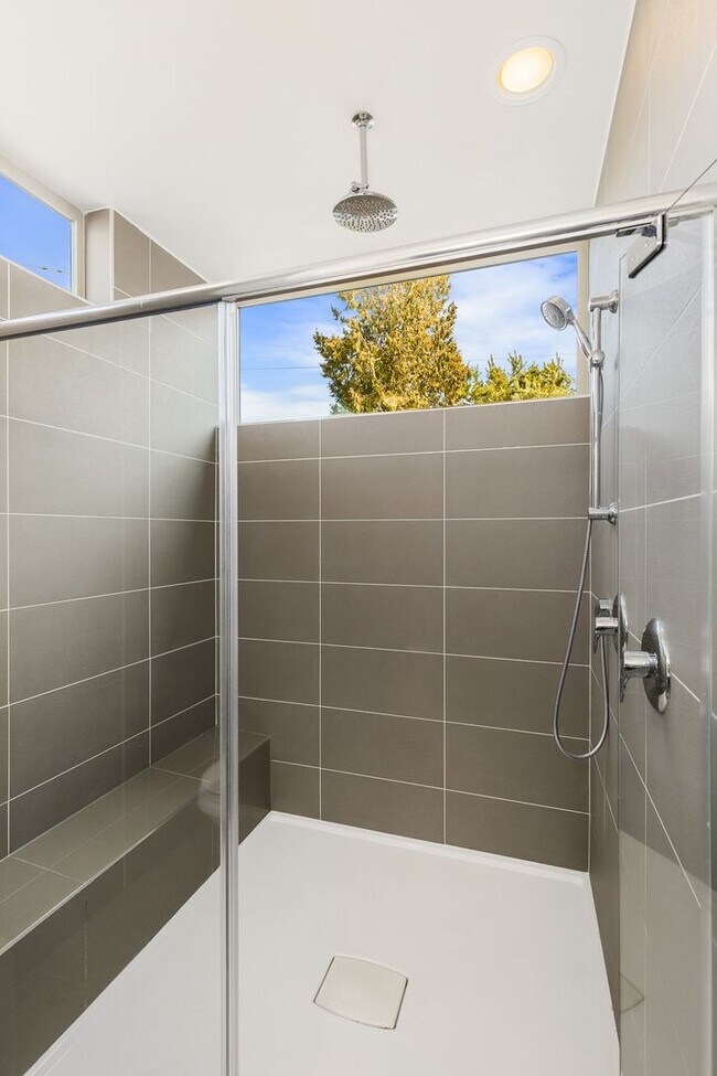 Building Photo - Great City Location - Corner 3 Bedroom Tow...