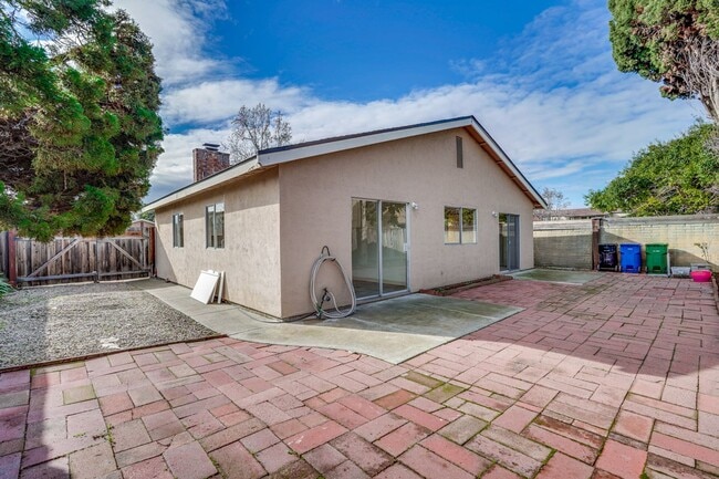 Building Photo - Modernized Fremont Gem: 3BR/2BA with Designer Finishes & Gated Backyard