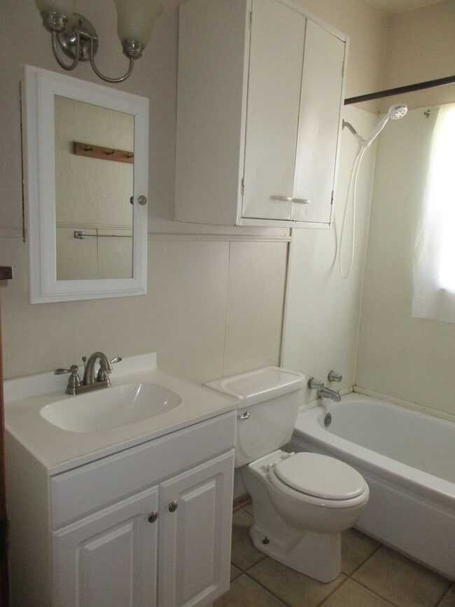 Building Photo - 1 bedroom duplex Across St.from SWOSU