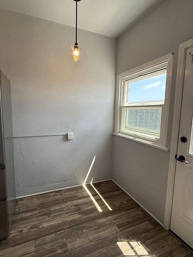 Building Photo - Beautiful 2 bedroom 1 bathroom upstairs ap...