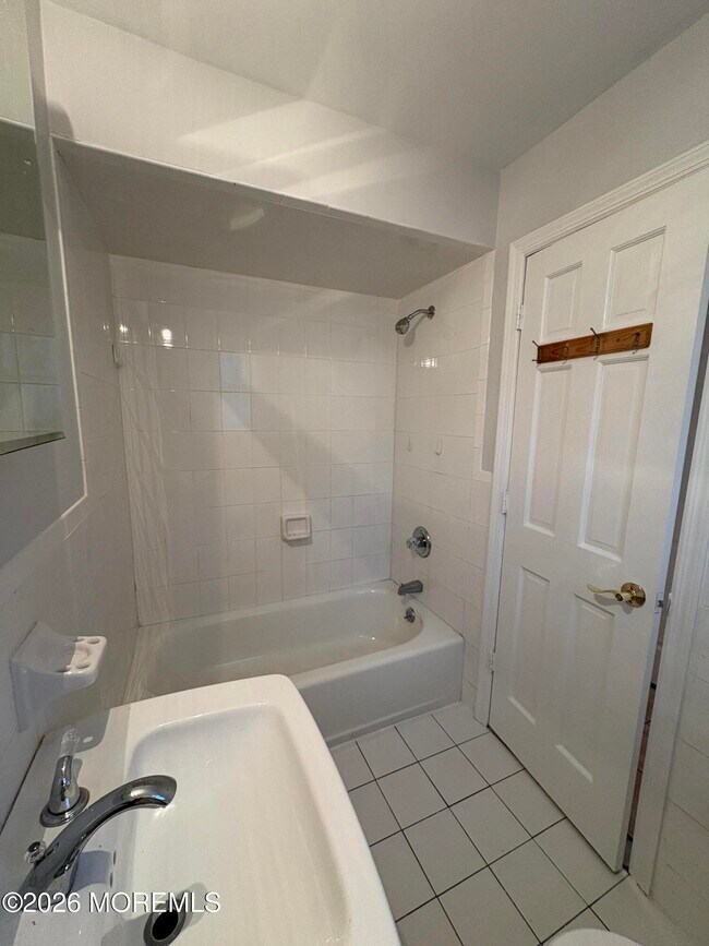 Building Photo - 211 Anthony Ave