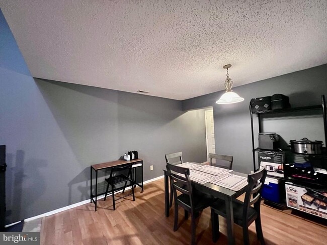 Building Photo - 4204B Aberdeen Dr