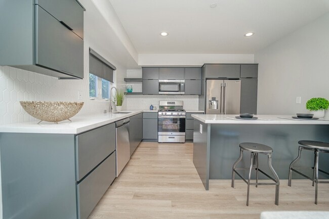 Building Photo - 2115 Holly Dr