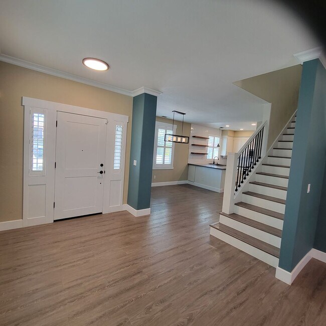 Building Photo - Big Beautifully updated 4-bedroom 2.5 bath...