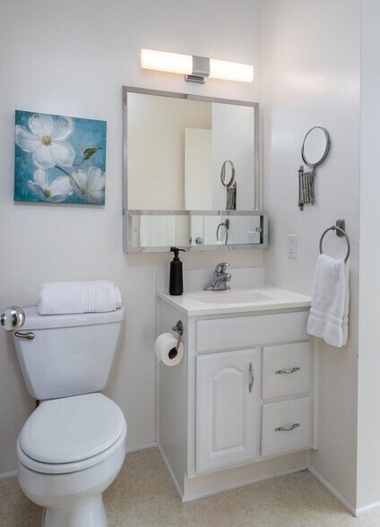 Building Photo - 6 Commodore Dr