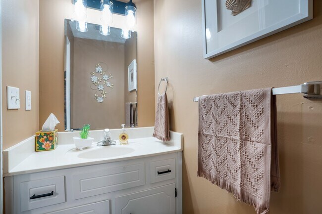 Building Photo - Hope’s Place | Cozy 2BR Condo Near Fort Campbell