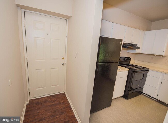 Building Photo - 800 College Ln