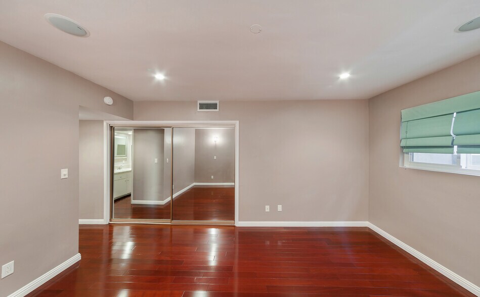 Building Photo - 1734 N Fuller Ave