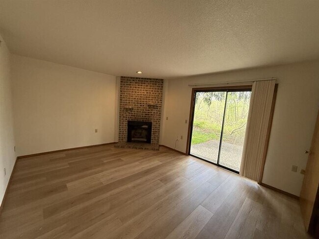 Building Photo - 17565 NW Woodmere Ct