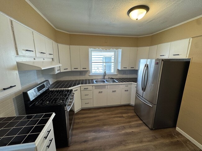 Building Photo - Charming 2-Story Home in Moline!