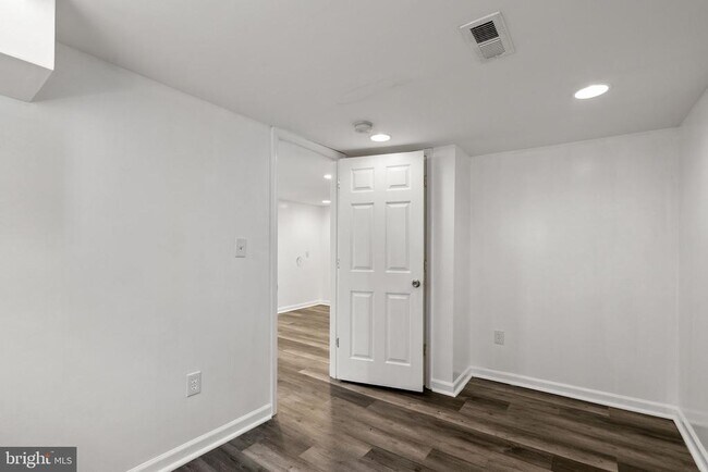 Building Photo - 141 Uhland Terrace NE