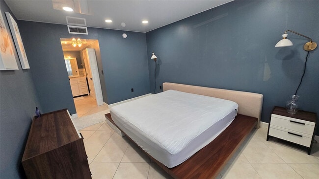 Building Photo - 300 Bayview Dr