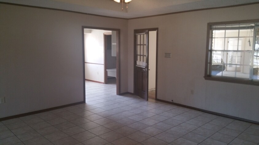 open floor plan to patio - 10158 Azrok Ave