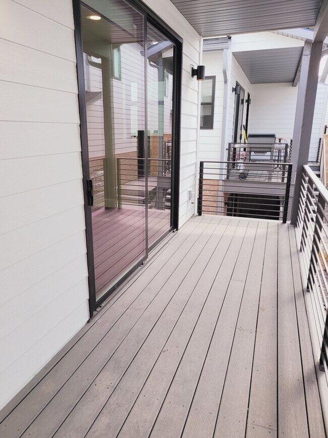 Building Photo - Luxury Downtown Townhome