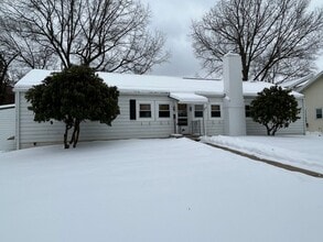 Building Photo - 4 Bed, 2 Bath House - ALL UTILITIES INCLUDED