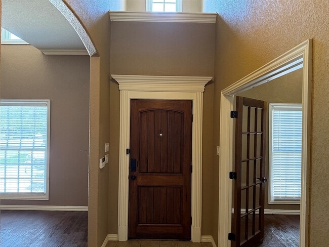 Building Photo - 2207 Canterbury Dr