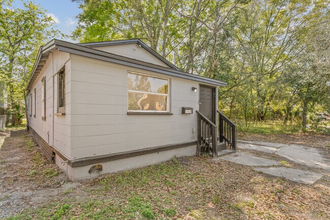 Building Photo - 1424 E 25th St