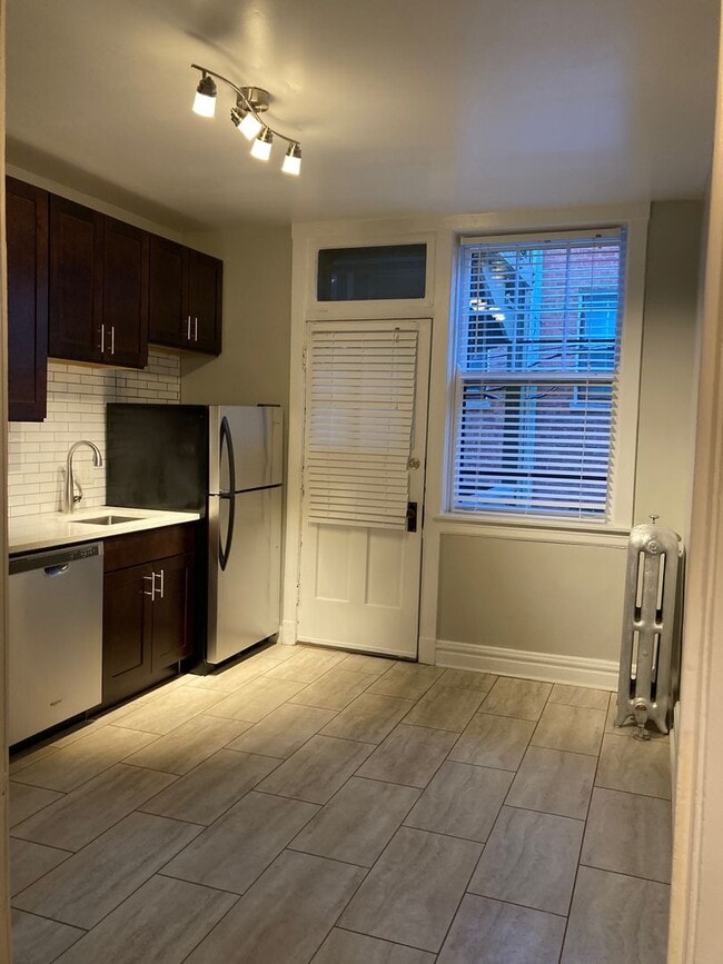 Building Photo - Historic Edgewater Deluxe One Bedroom