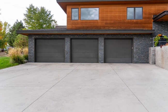Building Photo - 229 Arbour Dr E